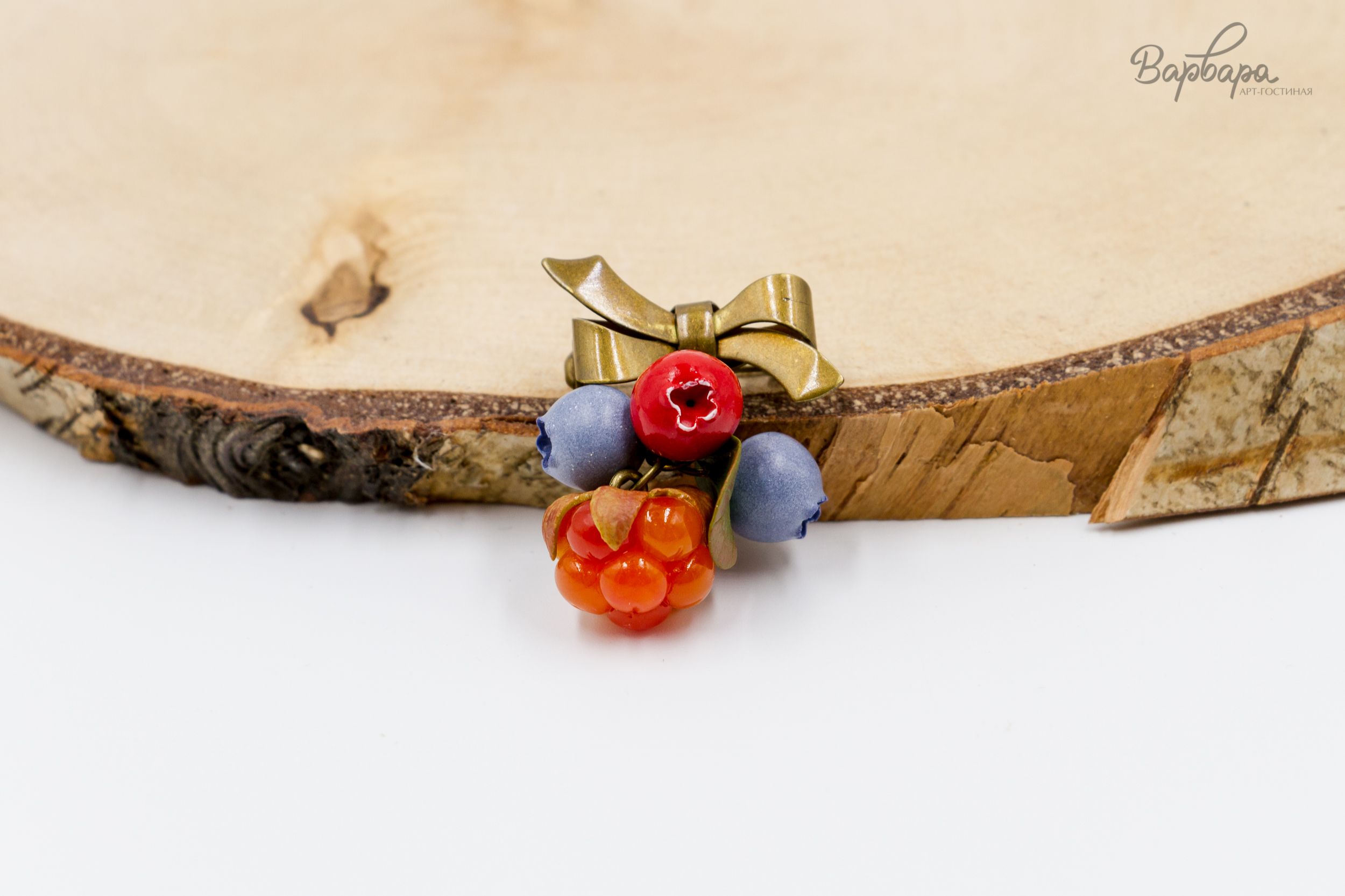 Брошь-бант "Полярная ягода"