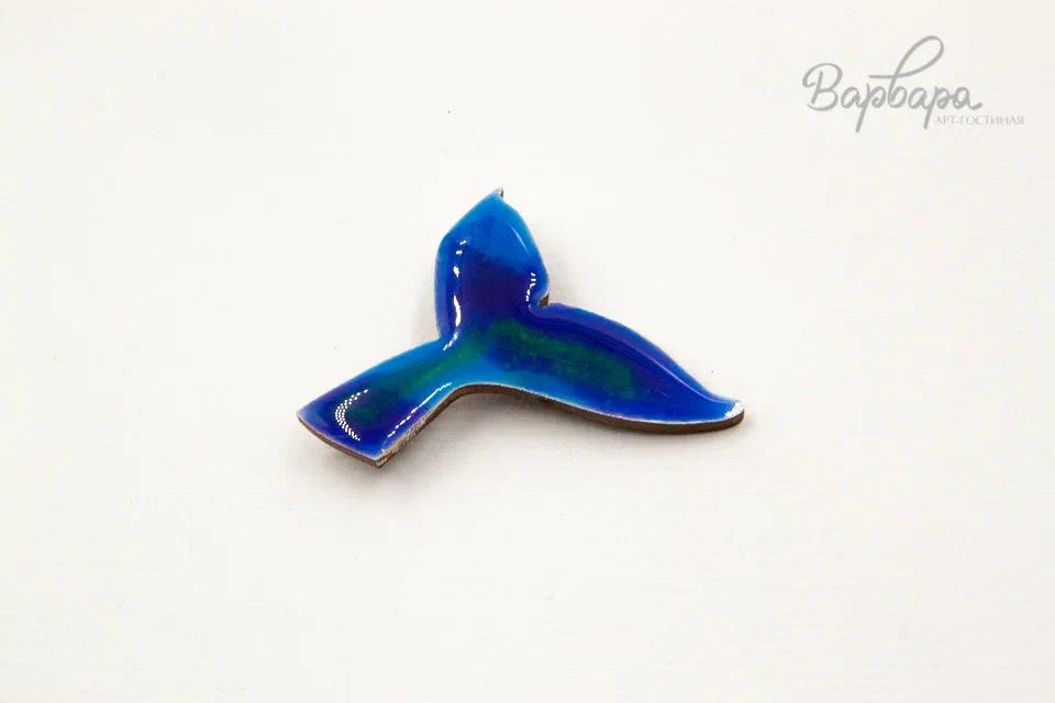 Брошь на деревянной основе