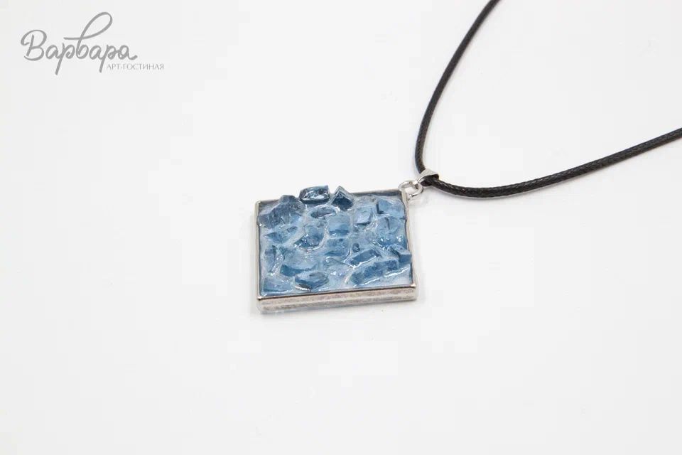 Кулон с сухоцветами