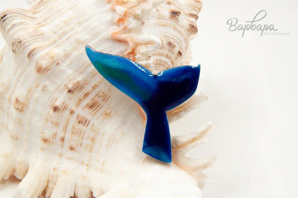 Брошь на деревянной основе