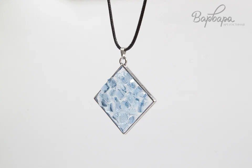 Кулон с сухоцветами