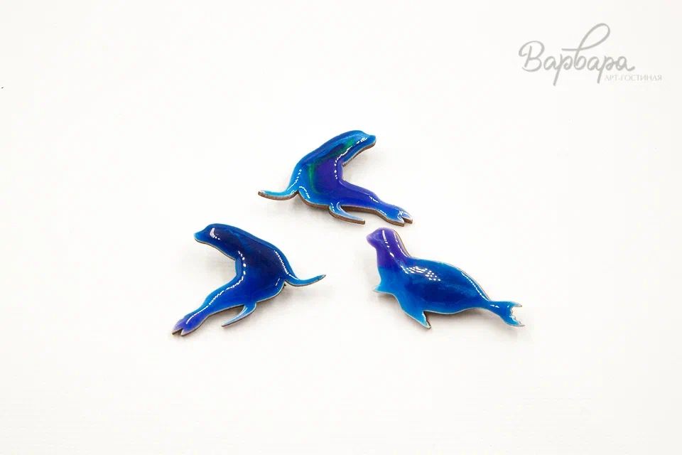 Брошь на деревянной основе