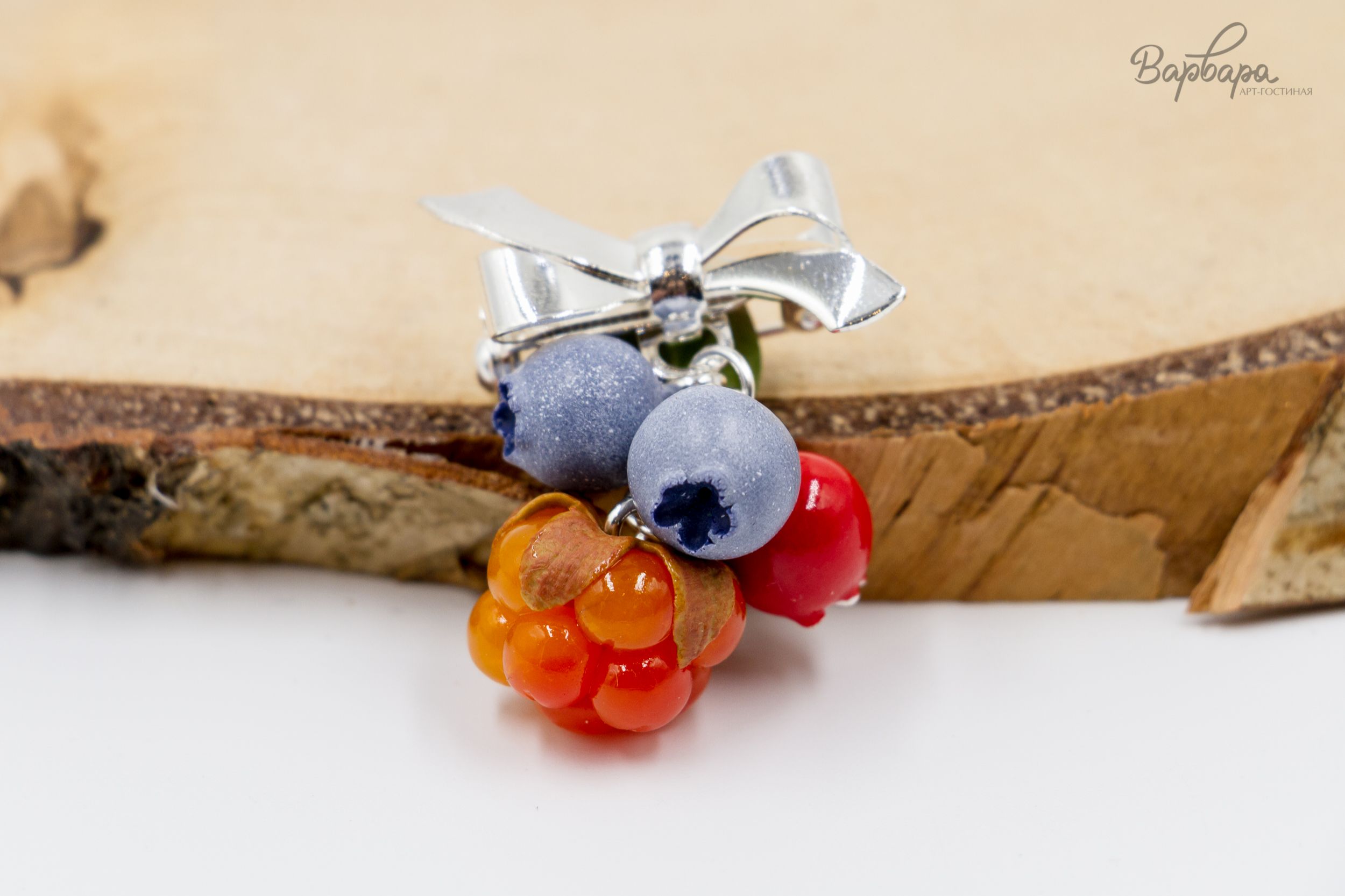 Брошь-бант "Полярная ягода"