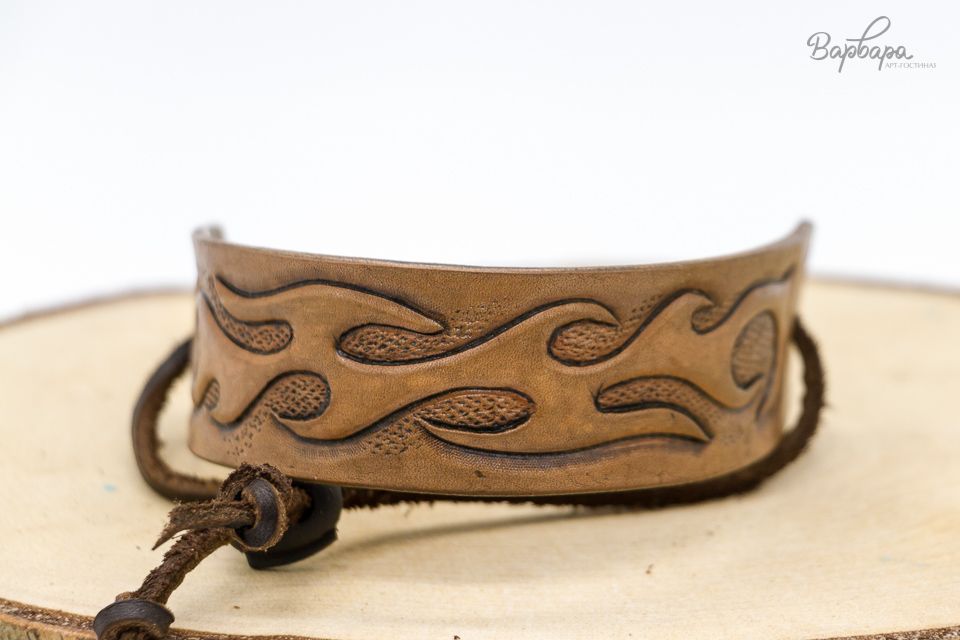 Браслет с тиснением