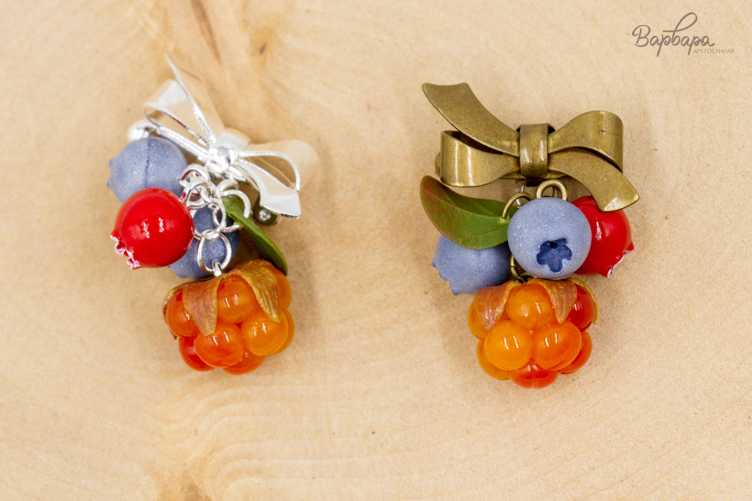 Брошь-бант "Полярная ягода"