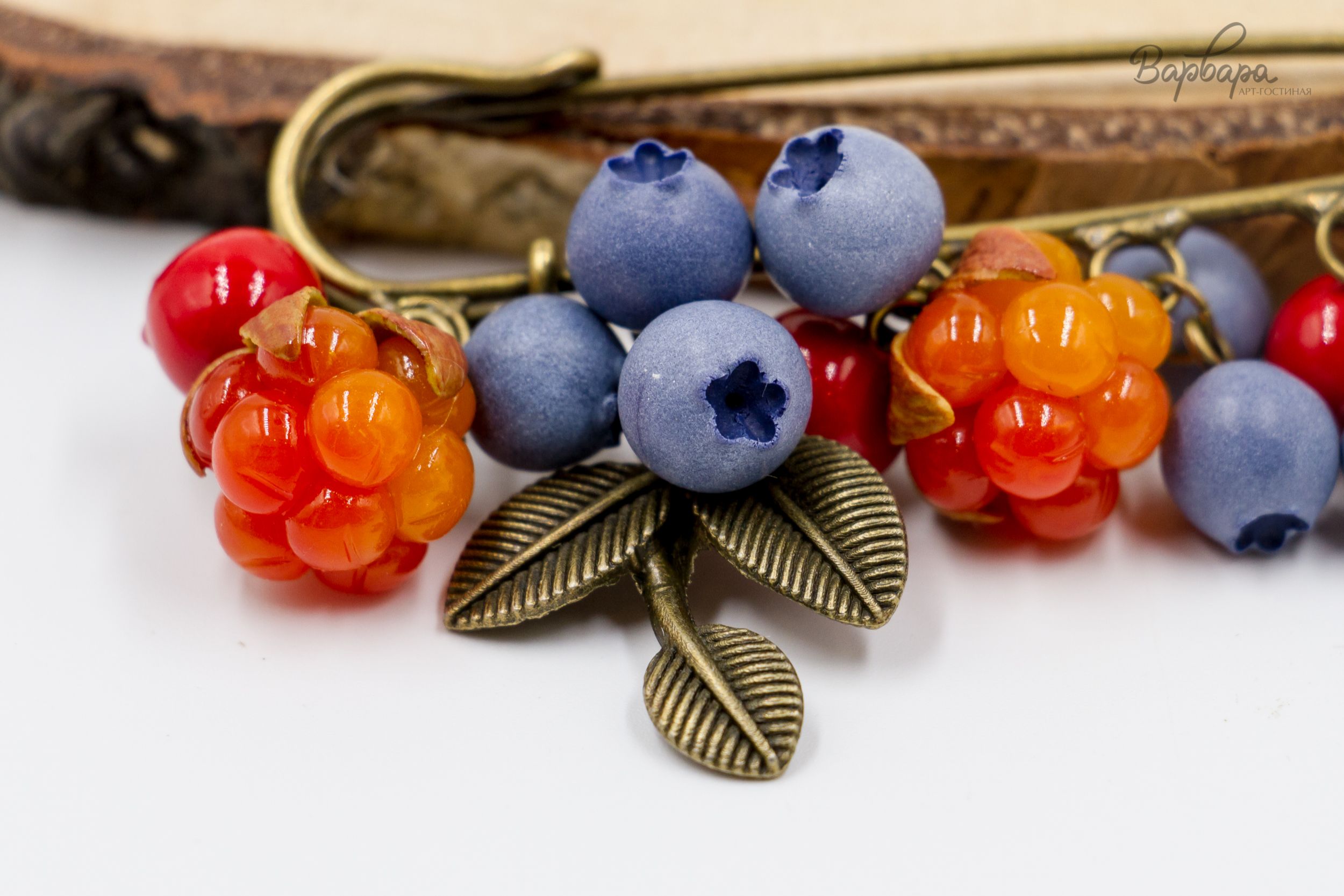 Брошь-булавка "Полярная ягода"