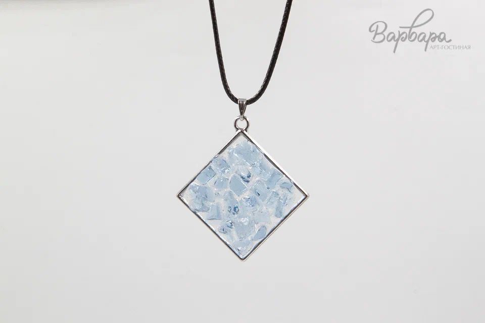 Кулон с сухоцветами