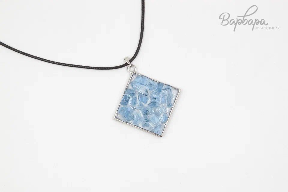 Кулон с сухоцветами