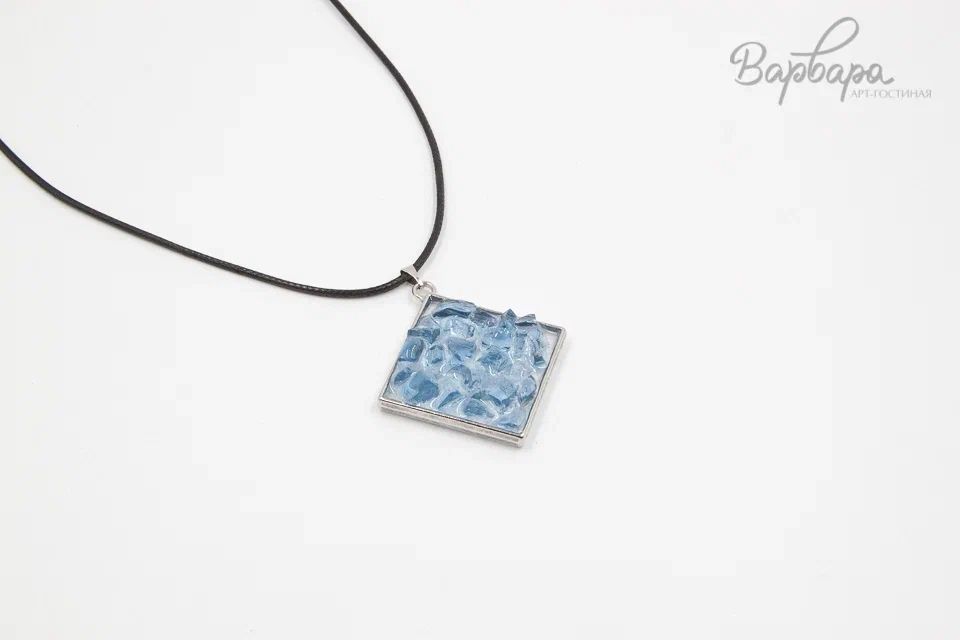 Кулон с сухоцветами