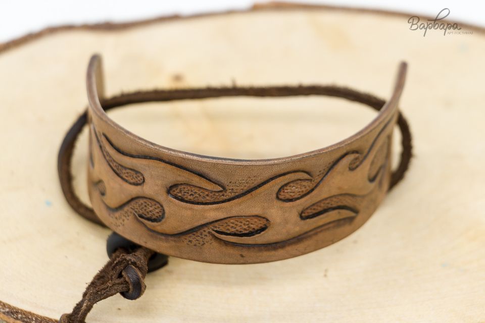 Браслет с тиснением