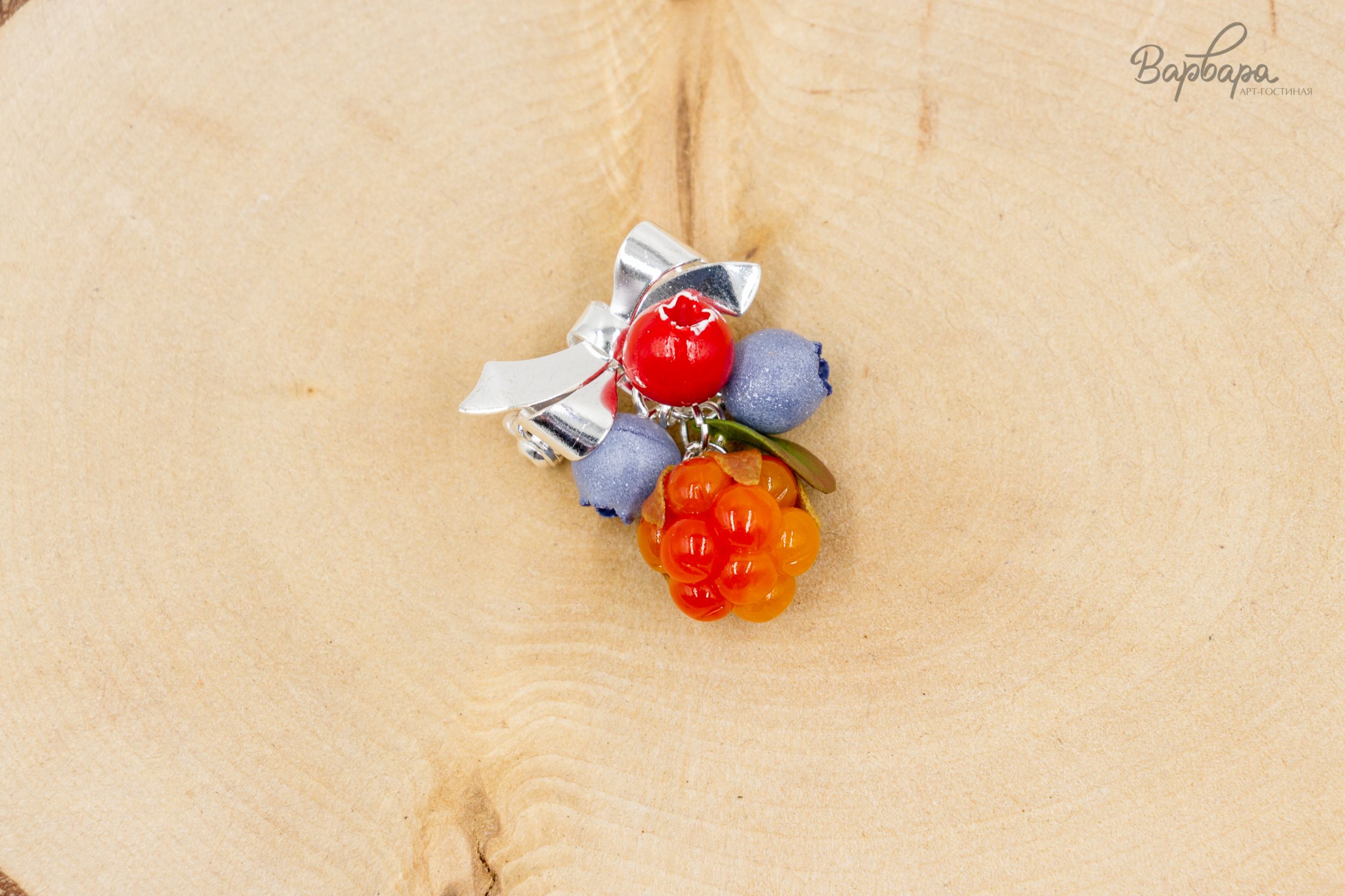 Брошь-бант "Полярная ягода"