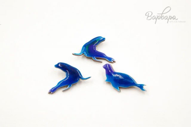 Брошь на деревянной основе