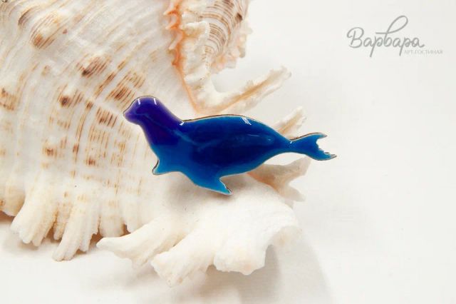 Брошь на деревянной основе